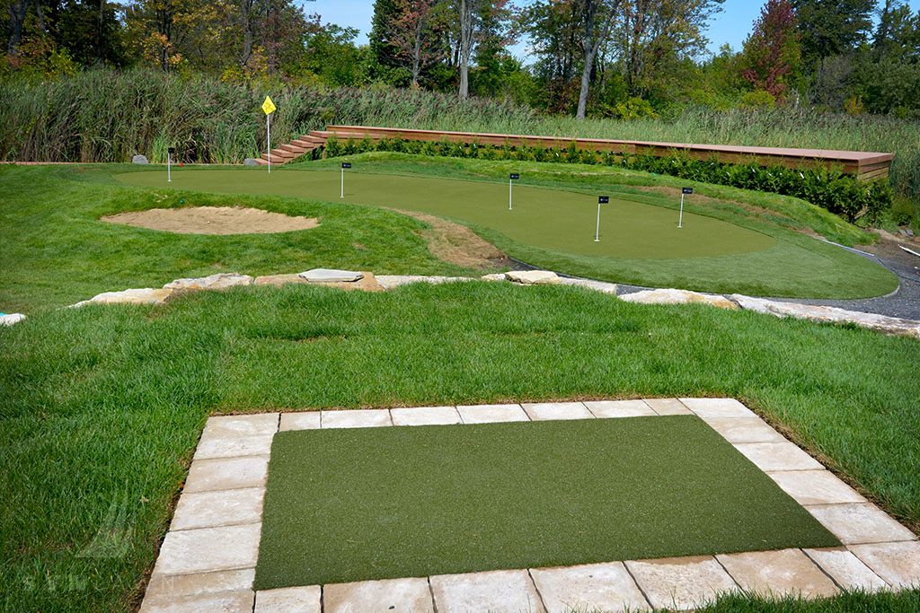 image of a SYNLawn Golf backyard putting green and chipping mat