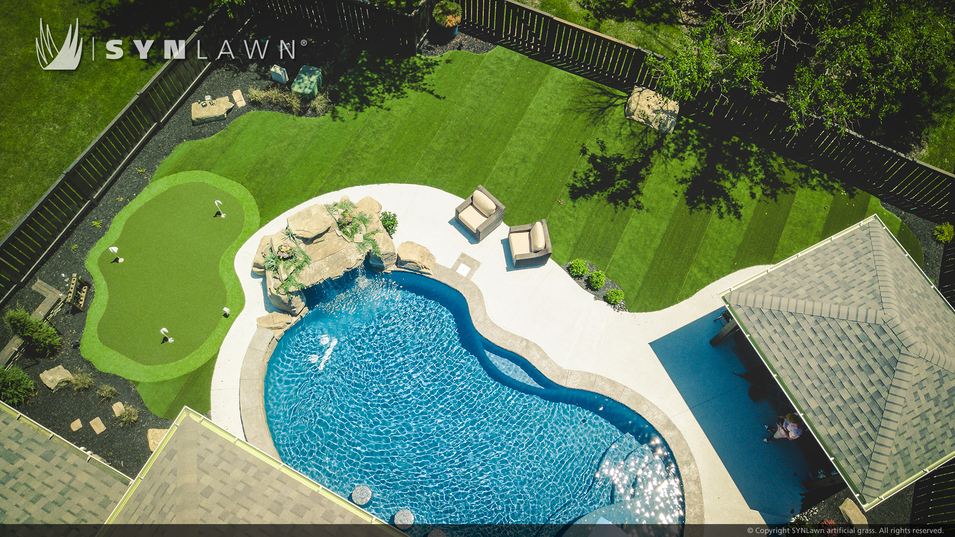 synlawn-artificial-grass-kansas-city-striped-backyard-turf-with-pool-and-putting-green-02 image of residential backyard with striped artificial grass and putting green