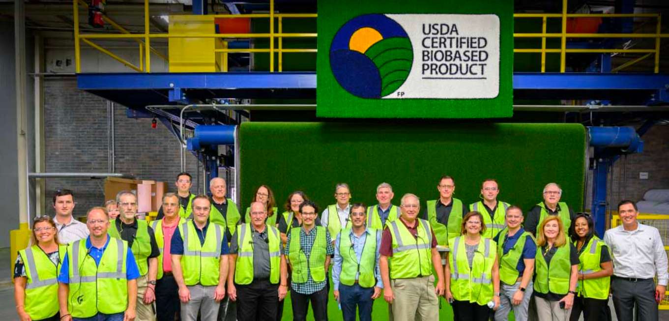 SYNLawn_USDATeam Team of workers in front of a USDA turf
