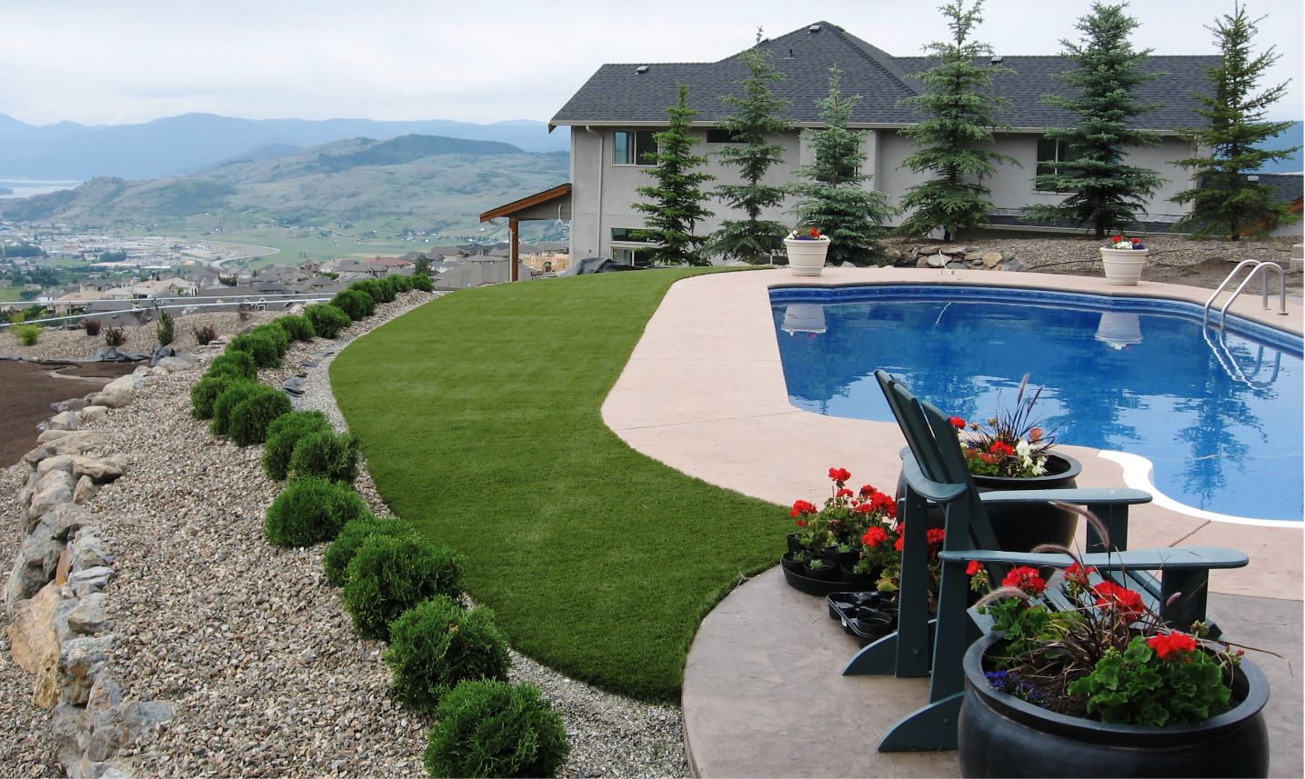 Synlawn_LawnLandscape_2 Home with pool and artificial grass lawn overlooking a valley