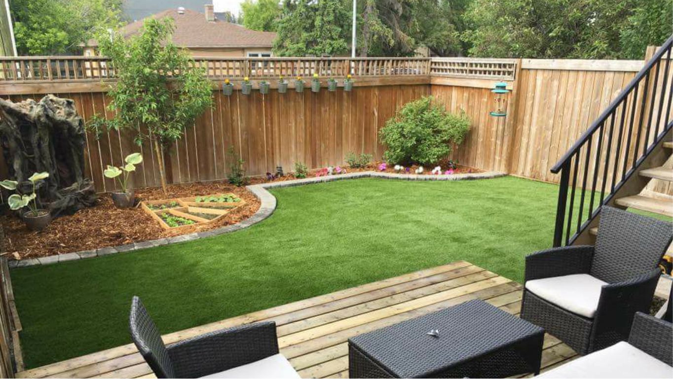 Synlawn_LawnLandscape_4 Backyard with artificial grass and a wooden fence
