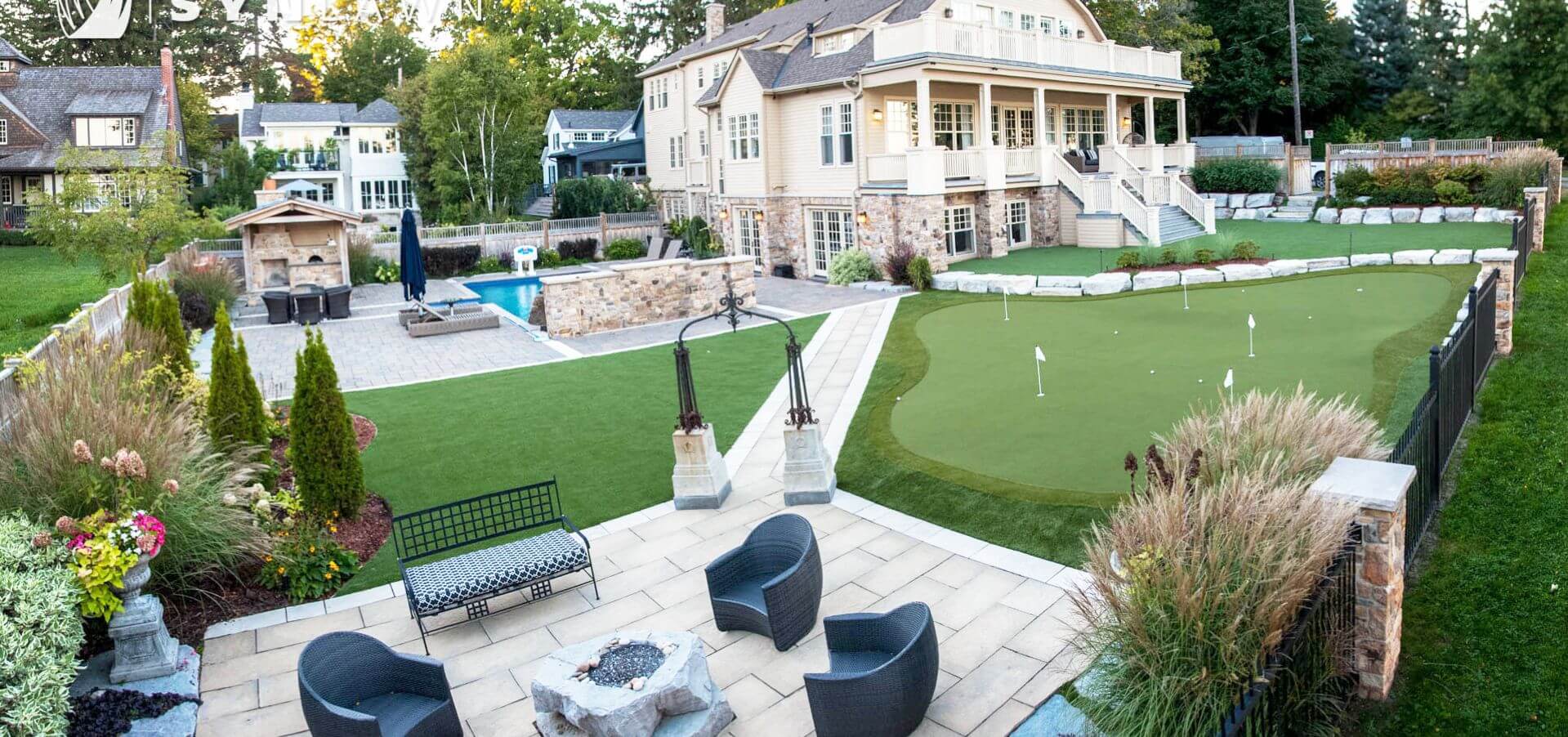 Synlawn_LawnLandscape_5 Wide angle photo of a large backyard with putting greens and artificial grass
