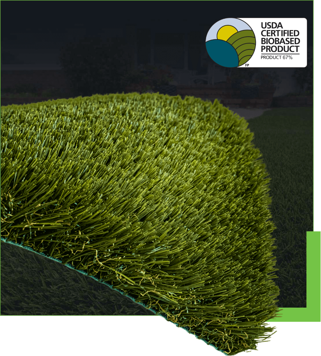 SYNLawn_Enviroloc_MobileImage (1) Turf corner sample slightly curled on a dark background